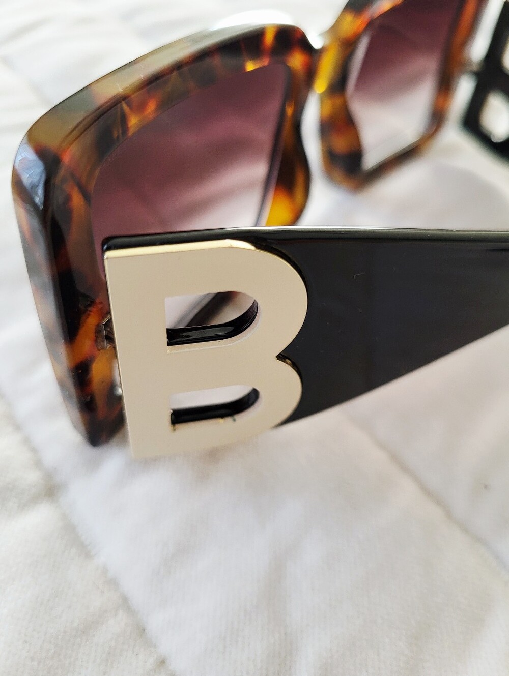 Burberry Frith Oversized Tortoiseshell & Black Square Sunglasses With B Accent - Picture 13 of 15